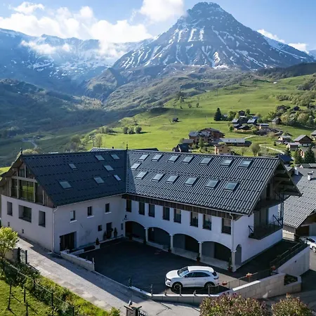 New Triplex 4 Bedroom Near Slopes Balcony & View
