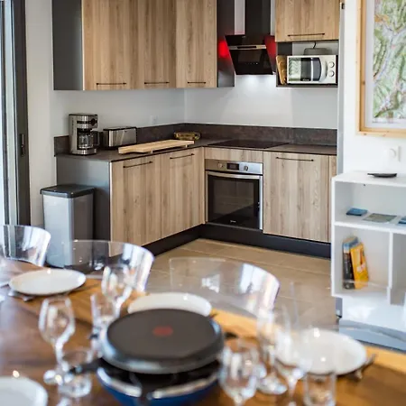 New Triplex 4 Bedroom Near Slopes Balcony & View *