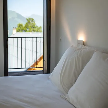 New Triplex 4 Bedroom Near Slopes Balcony & View *