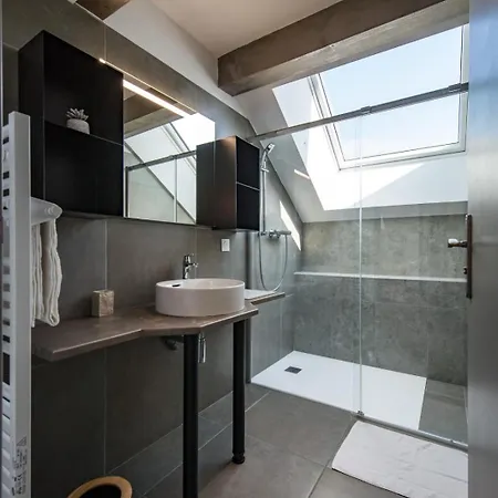 New Triplex 4 Bedroom Near Slopes Balcony & View