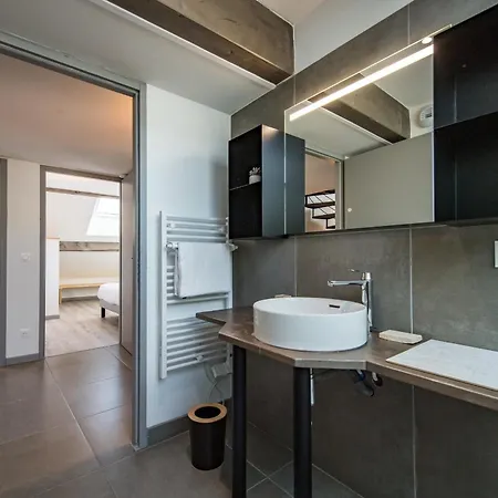 New Triplex 4 Bedroom Near Slopes Balcony & View *
