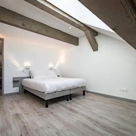 New Triplex 4 Bedroom Near Slopes Balcony & View *